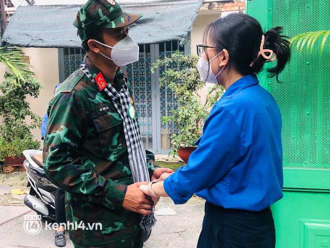 Chùm ảnh: Bộ đội bịn rịn vẫy tay tạm biệt người dân để trở về sau 2 tháng hỗ trợ TP.HCM chống dịch - Ảnh 11.