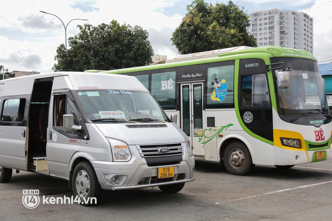 Ngày đầu bến xe lớn nhất trung tâm Sài Gòn mở lại, tài xế chờ từ sáng đến trưa vẫn không có khách đi - Ảnh 4.