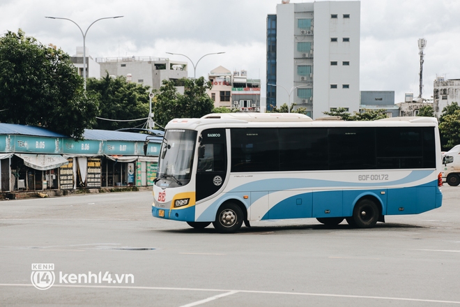 Ngày đầu bến xe lớn nhất trung tâm Sài Gòn mở lại, tài xế chờ từ sáng đến trưa vẫn không có khách đi - Ảnh 5.