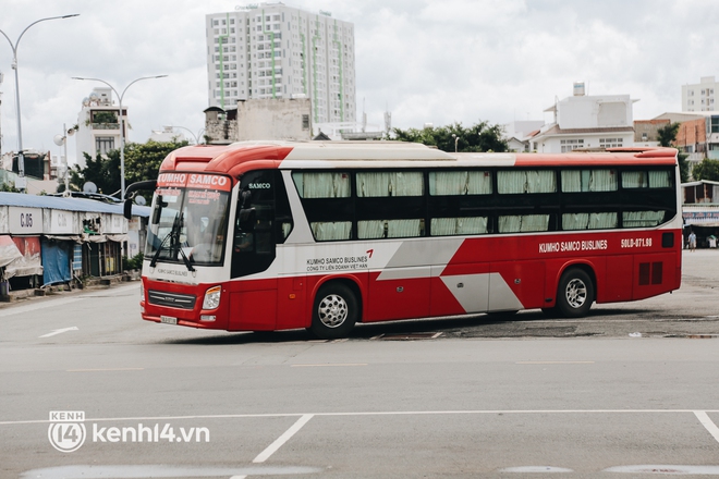 Ngày đầu bến xe lớn nhất trung tâm Sài Gòn mở lại, tài xế chờ từ sáng đến trưa vẫn không có khách đi - Ảnh 6.
