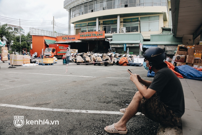 Ngày đầu bến xe lớn nhất trung tâm Sài Gòn mở lại, tài xế chờ từ sáng đến trưa vẫn không có khách đi - Ảnh 10.