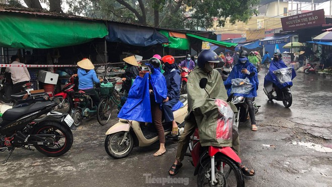 Tiểu thương kh&oacute;c nghẹn khi Trung t&acirc;m thương mại Thủy Nguy&ecirc;n ch&igrave;m trong biển lửa - Ảnh 2.