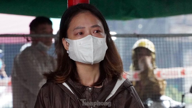Tiểu thương kh&oacute;c nghẹn khi Trung t&acirc;m thương mại Thủy Nguy&ecirc;n ch&igrave;m trong biển lửa - Ảnh 8.