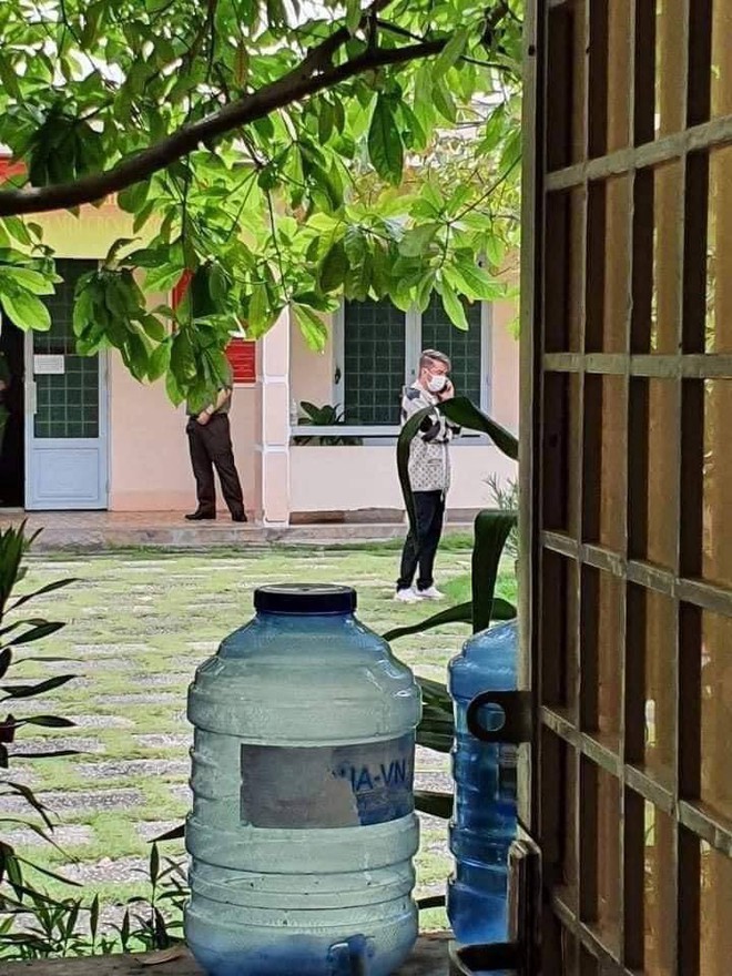 Xuất hiện hình ảnh được cho là Đàm Vĩnh Hưng ở cơ quan điều tra giữa lùm xùm kiện tụng bà Phương Hằng - Ảnh 2. Xuất hiện hình ảnh được cho là Đàm Vĩnh Hưng ở cơ quan điều tra giữa lùm xùm kiện tụng bà Phương Hằng - Ảnh 2.