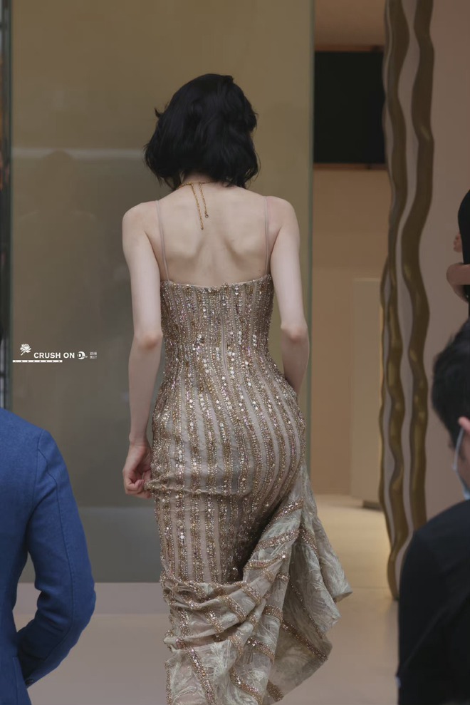 Địch Lệ Nhiệt Ba n&aacute;o loạn MXH v&igrave; v&ograve;ng 3 sexy xịt m&aacute;u mũi nhưng ảnh kh&ocirc;ng PTS tố sắc v&oacute;c khiến Cnet x&oacute;t xa - Ảnh 7.