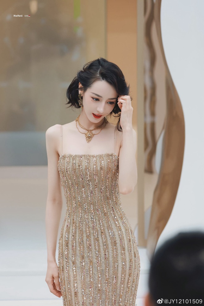 Địch Lệ Nhiệt Ba n&aacute;o loạn MXH v&igrave; v&ograve;ng 3 sexy xịt m&aacute;u mũi nhưng ảnh kh&ocirc;ng PTS tố sắc v&oacute;c khiến Cnet x&oacute;t xa - Ảnh 12.