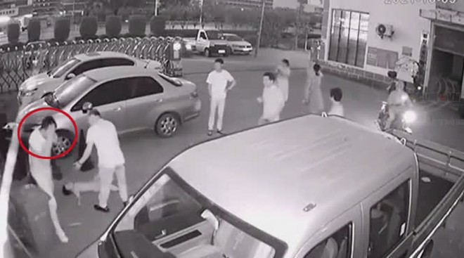 Clip: Lao ra đỡ cháu bé rơi từ tầng 3, người hùng bị thương nặng vùng mặt - Ảnh 2. Clip: Lao ra đỡ cháu bé rơi từ tầng 3, người hùng bị thương nặng vùng mặt - Ảnh 2.
