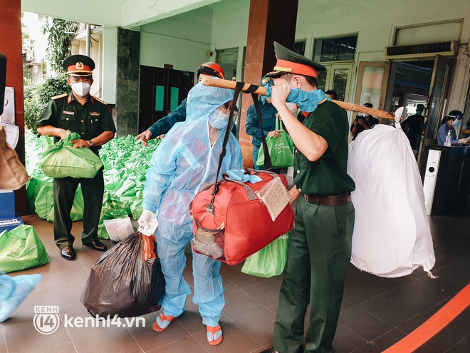 Bộ Tư lệnh TP.HCM tặng quà, gánh hành lý giúp người dân về quê bằng tàu hoả - Ảnh 7.