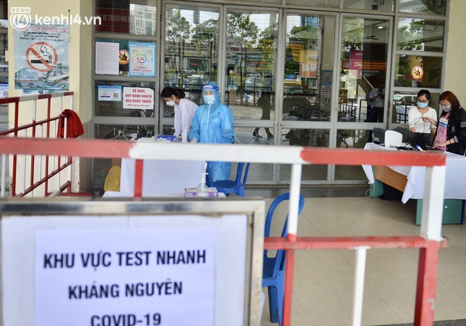Hà Nội ngày đầu nối lại vận tải liên tỉnh: Cả bến xe chỉ có duy nhất 1 chuyến, nhiều người dân thất vọng phải quay về - Ảnh 11. Hà Nội ngày đầu nối lại vận tải liên tỉnh: Cả bến xe chỉ có duy nhất 1 chuyến, nhiều người dân thất vọng phải quay về - Ảnh 11.
