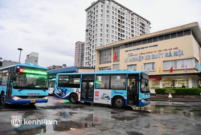 Hà Nội: Xe buýt, taxi hối hả chuẩn bị cho ngày đầu được hoạt động, đón khách trở lại - Ảnh 12. Hà Nội: Xe buýt, taxi hối hả chuẩn bị cho ngày đầu được hoạt động, đón khách trở lại - Ảnh 12.