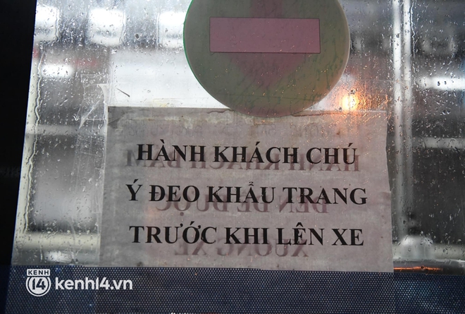 Hà Nội: Xe buýt, taxi hối hả chuẩn bị cho ngày đầu được hoạt động, đón khách trở lại - Ảnh 8. Hà Nội: Xe buýt, taxi hối hả chuẩn bị cho ngày đầu được hoạt động, đón khách trở lại - Ảnh 8.