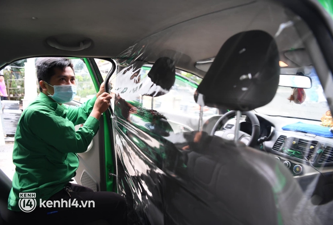 Hà Nội: Xe buýt, taxi hối hả chuẩn bị cho ngày đầu được hoạt động, đón khách trở lại - Ảnh 17. Hà Nội: Xe buýt, taxi hối hả chuẩn bị cho ngày đầu được hoạt động, đón khách trở lại - Ảnh 17.