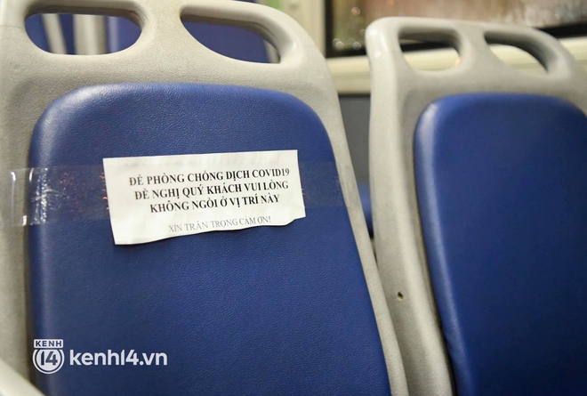 Hà Nội: Xe buýt, taxi hối hả chuẩn bị cho ngày đầu được hoạt động, đón khách trở lại - Ảnh 10. Hà Nội: Xe buýt, taxi hối hả chuẩn bị cho ngày đầu được hoạt động, đón khách trở lại - Ảnh 10.