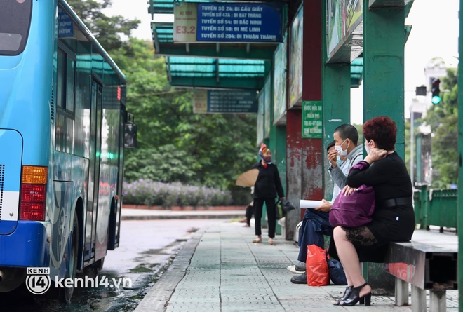 Hà Nội: Xe buýt, taxi hối hả chuẩn bị cho ngày đầu được hoạt động, đón khách trở lại - Ảnh 13. Hà Nội: Xe buýt, taxi hối hả chuẩn bị cho ngày đầu được hoạt động, đón khách trở lại - Ảnh 13.