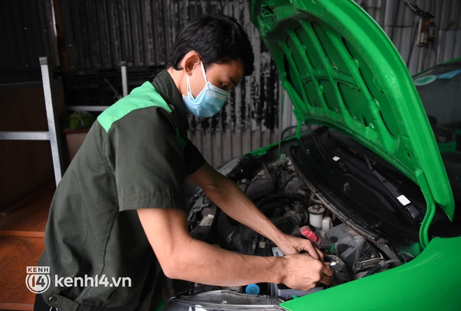 Hà Nội: Xe buýt, taxi hối hả chuẩn bị cho ngày đầu được hoạt động, đón khách trở lại - Ảnh 18. Hà Nội: Xe buýt, taxi hối hả chuẩn bị cho ngày đầu được hoạt động, đón khách trở lại - Ảnh 18.