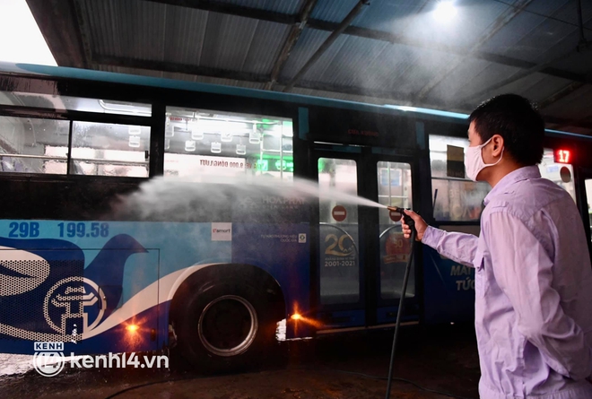 Hà Nội: Xe buýt, taxi hối hả chuẩn bị cho ngày đầu được hoạt động, đón khách trở lại - Ảnh 7. Hà Nội: Xe buýt, taxi hối hả chuẩn bị cho ngày đầu được hoạt động, đón khách trở lại - Ảnh 7.