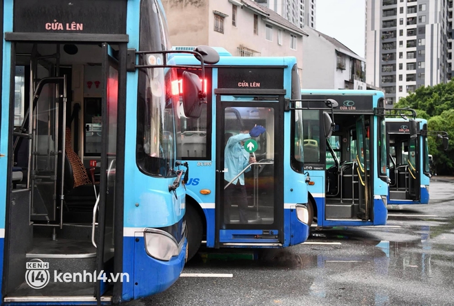 Hà Nội: Xe buýt, taxi hối hả chuẩn bị cho ngày đầu được hoạt động, đón khách trở lại - Ảnh 11. Hà Nội: Xe buýt, taxi hối hả chuẩn bị cho ngày đầu được hoạt động, đón khách trở lại - Ảnh 11.