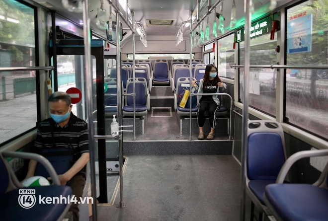 Hà Nội: Xe buýt, taxi hối hả chuẩn bị cho ngày đầu được hoạt động, đón khách trở lại - Ảnh 14. Hà Nội: Xe buýt, taxi hối hả chuẩn bị cho ngày đầu được hoạt động, đón khách trở lại - Ảnh 14.