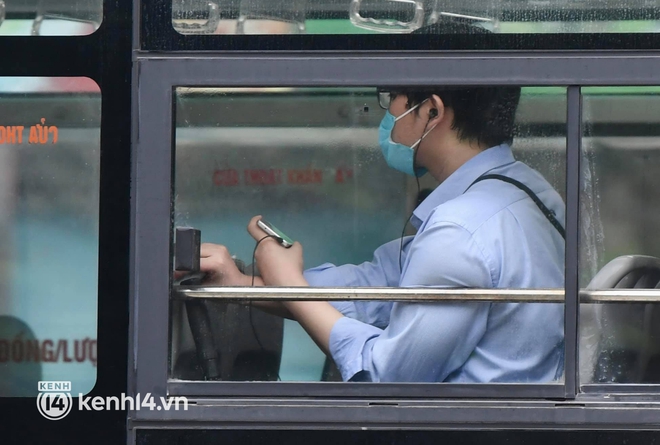 Hà Nội: Xe buýt, taxi hối hả chuẩn bị cho ngày đầu được hoạt động, đón khách trở lại - Ảnh 15. Hà Nội: Xe buýt, taxi hối hả chuẩn bị cho ngày đầu được hoạt động, đón khách trở lại - Ảnh 15.