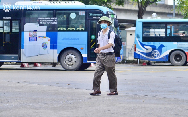 Hà Nội ngày đầu nối lại vận tải liên tỉnh: Cả bến xe chỉ có duy nhất 1 chuyến, nhiều người dân thất vọng phải quay về - Ảnh 9. Hà Nội ngày đầu nối lại vận tải liên tỉnh: Cả bến xe chỉ có duy nhất 1 chuyến, nhiều người dân thất vọng phải quay về - Ảnh 9.