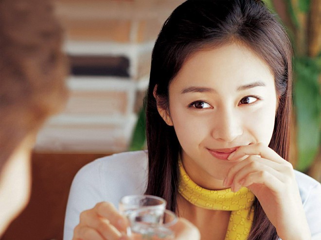 Những thói quen xấu khiến mặt sưng phù sau khi ngủ dậy - Ảnh 2. Những thói quen xấu khiến mặt sưng phù sau khi ngủ dậy - Ảnh 2.
