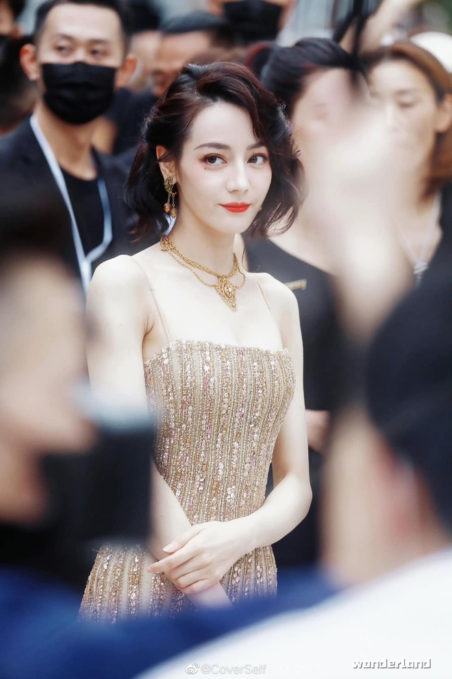 Địch Lệ Nhiệt Ba n&aacute;o loạn MXH v&igrave; v&ograve;ng 3 sexy xịt m&aacute;u mũi nhưng ảnh kh&ocirc;ng PTS tố sắc v&oacute;c khiến Cnet x&oacute;t xa - Ảnh 5.