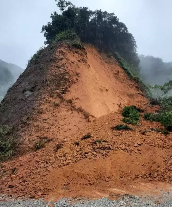 Bão số 8: Sóng cao 5m đang đánh vào bờ biển Nghệ An, hàng trăm khối đất đá sạt lở, đổ xuống quốc lộ - Ảnh 5.