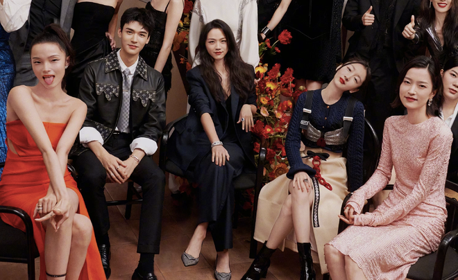 Bức ảnh hot nhất Weibo: Dương Mịch v&agrave; Tam kim ảnh hậu bị đại Hoa đ&aacute;n lu mờ, Cung Tuấn g&acirc;y tranh c&atilde;i v&igrave; 1 h&agrave;nh động - Ảnh 6.