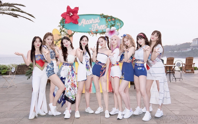 Nhìn TWICE mệt mỏi sụp đổ ngay lúc quay MV, fan xót xa: JYP có thương gà nhà không mà bóc lột hoài vậy? - Ảnh 10.