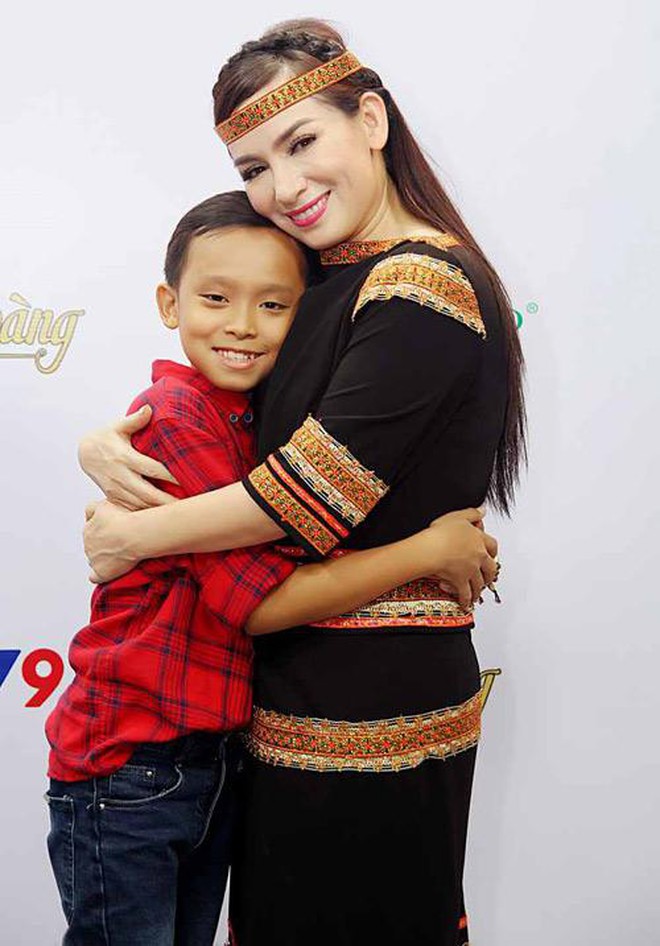 phi-nhung-ho-van-cuong-04-16342547366621451478691.jpg