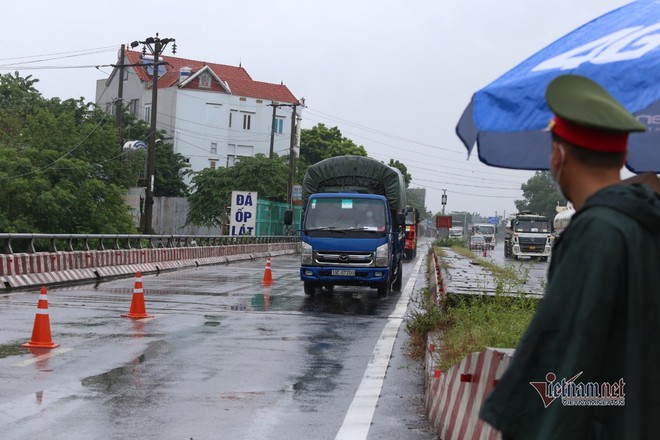 Diễn biến dịch ngày 15/10: Hàng loạt chốt kiểm soát cửa ngõ Thủ đô dừng hoạt động; Quảng Ninh tiên phong bỏ xét nghiệm PCR bắt buộc, còn các tỉnh? - Ảnh 1.