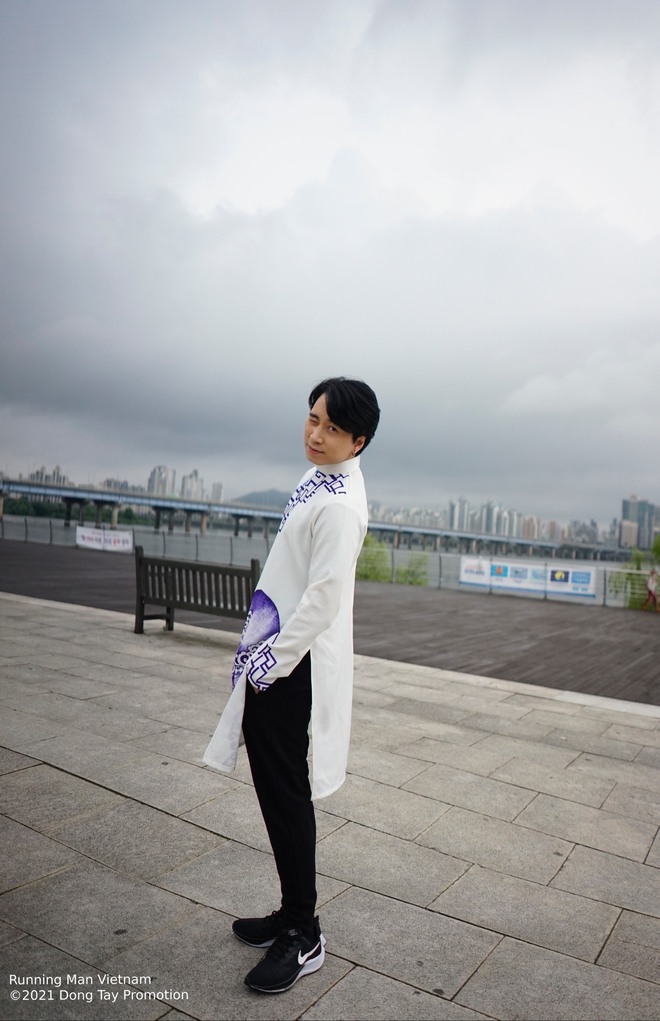 Vừa diện áo dài xinh đẹp ở Hàn Quốc, Thúy Ngân đã bị dàn sao nam Running Man xô đẩy đến phát khóc - Ảnh 11.