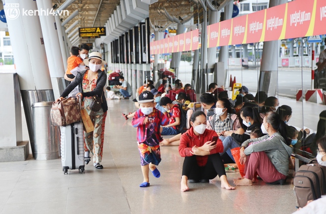 ẢNH: Hàng trăm bà bầu, trẻ nhỏ đội nắng, ngồi vật vờ đợi lên chuyến bay 0 đồng về quê sau thời gian dài mắc kẹt - Ảnh 2. ẢNH: Hàng trăm bà bầu, trẻ nhỏ đội nắng, ngồi vật vờ đợi lên chuyến bay 0 đồng về quê sau thời gian dài mắc kẹt - Ảnh 2.