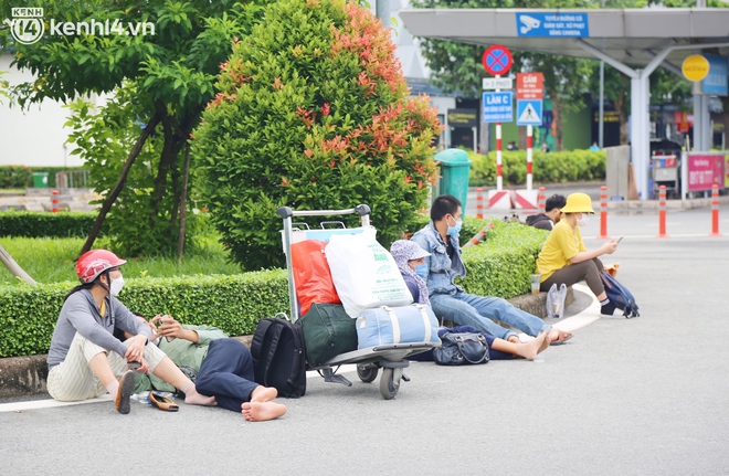 ẢNH: Hàng trăm bà bầu, trẻ nhỏ đội nắng, ngồi vật vờ đợi lên chuyến bay 0 đồng về quê sau thời gian dài mắc kẹt - Ảnh 8. ẢNH: Hàng trăm bà bầu, trẻ nhỏ đội nắng, ngồi vật vờ đợi lên chuyến bay 0 đồng về quê sau thời gian dài mắc kẹt - Ảnh 8.