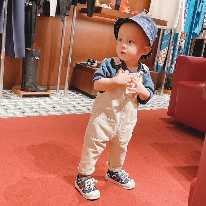 HLV Park Hang-seo mua quần áo tặng con gái Văn Đức, con trai Duy Mạnh - Ảnh 2.
