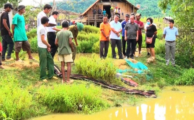 Thấy củi trôi nhiều, cha về gọi con trai ra vớt thì cả 2 cùng đuối nước thương tâm - Ảnh 1.