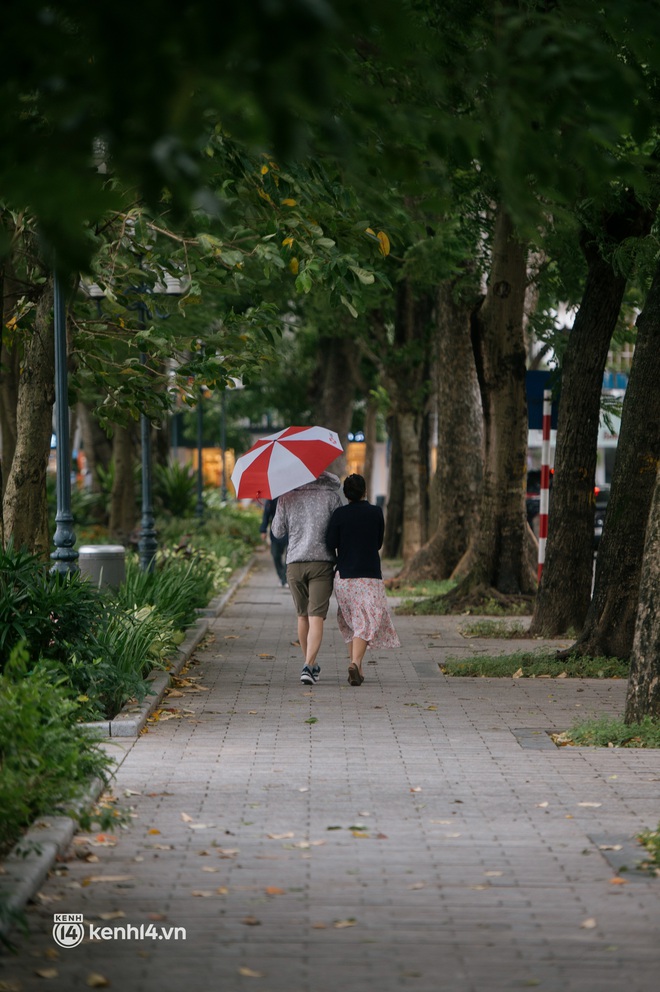 Chưa kịp tận hưởng mùa thu Hà Nội thì gió đông bắc đã ùa về: Lý do hoàn hảo để kiếm người yêu đây chứ đâu! - Ảnh 9.