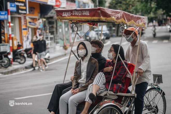 Chưa kịp tận hưởng mùa thu Hà Nội thì gió đông bắc đã ùa về: Lý do hoàn hảo để kiếm người yêu đây chứ đâu! - Ảnh 1.