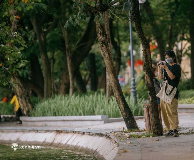 Chưa kịp tận hưởng mùa thu Hà Nội thì gió đông bắc đã ùa về: Lý do hoàn hảo để kiếm người yêu đây chứ đâu! - Ảnh 1.