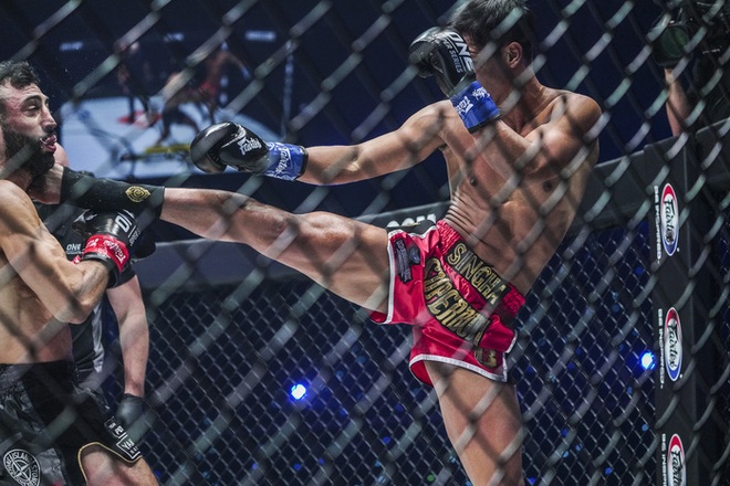 Võ sĩ Thái tung cú đá kinh hoàng khiến huyền thoại kickboxing đổ gục bất động, phải rời đi bằng cáng - Ảnh 3.