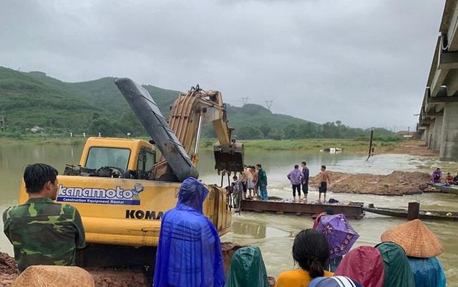 Miền Trung mưa bão dữ dội, nhiều người mất tích, lốc xoáy hàng chục nhà tốc mái - Ảnh 3.