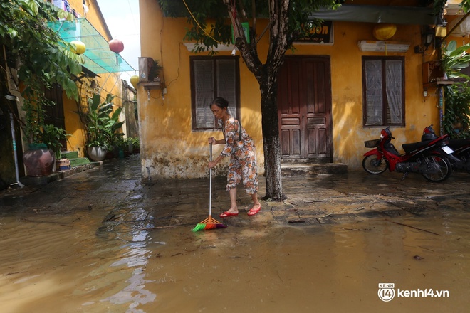 Những hình ảnh đau lòng ở Hội An: Vừa đìu hiu vì dịch Covid-19, phố cổ lại chìm trong nước lũ - Ảnh 14.