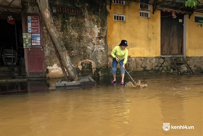 Những hình ảnh đau lòng ở Hội An: Vừa đìu hiu vì dịch Covid-19, phố cổ lại chìm trong nước lũ - Ảnh 14.