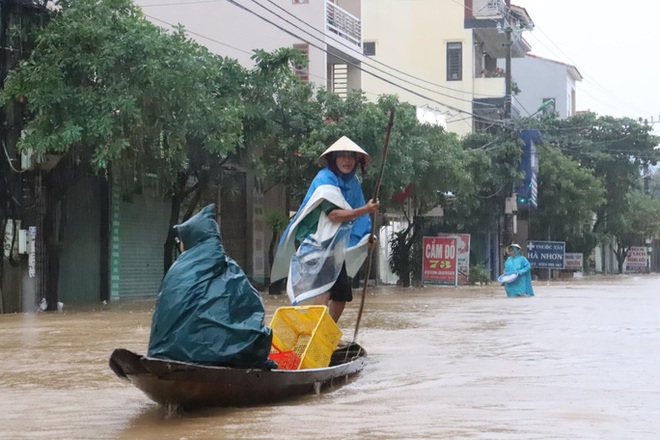 Hà Tĩnh - Quảng Bình: Nước lũ bủa vây, người dân chèo thuyền đi lại trên phố - Ảnh 1.