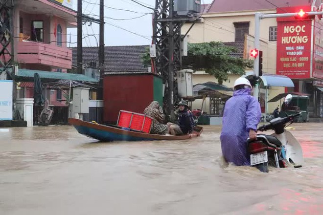 Hà Tĩnh - Quảng Bình: Nước lũ bủa vây, người dân chèo thuyền đi lại trên phố - Ảnh 2.