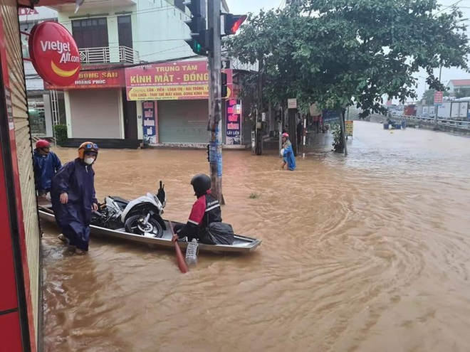 Hà Tĩnh - Quảng Bình: Nước lũ bủa vây, người dân chèo thuyền đi lại trên phố - Ảnh 13.