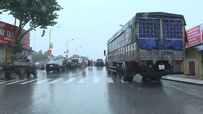 Hà Tĩnh - Quảng Bình: Nước lũ bủa vây, người dân chèo thuyền đi lại trên phố - Ảnh 14.