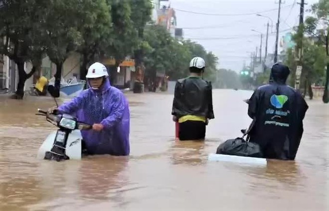 Hà Tĩnh - Quảng Bình: Nước lũ bủa vây, người dân chèo thuyền đi lại trên phố - Ảnh 17.