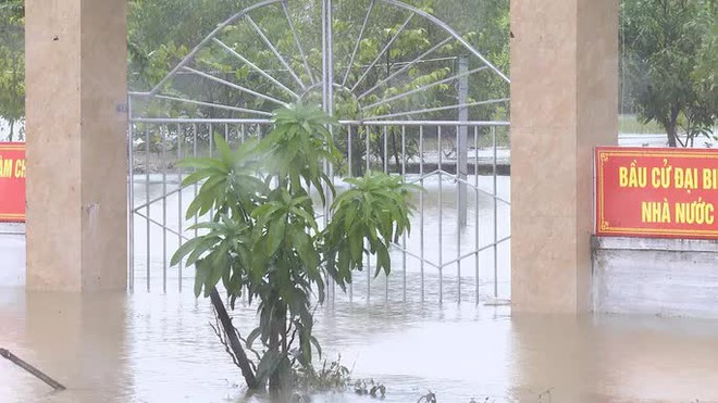 Hà Tĩnh - Quảng Bình: Nước lũ bủa vây, người dân chèo thuyền đi lại trên phố - Ảnh 21.
