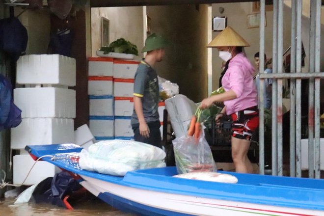Hà Tĩnh - Quảng Bình: Nước lũ bủa vây, người dân chèo thuyền đi lại trên phố - Ảnh 3.